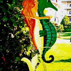 El yapımı ahşap deniz kızı ve deniz atı