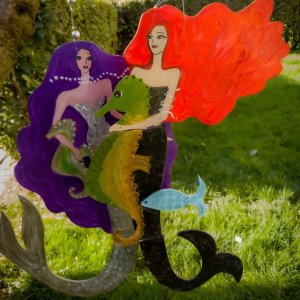 El yapımı ahşap deniz kızı, balık ve deniz atı